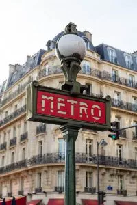 metro, pociągi, autobusy w Paryżu