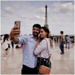 Selfie na tle Wieży Eiffla: dlaczego turystyczne selfie są wciąż tak popularne?