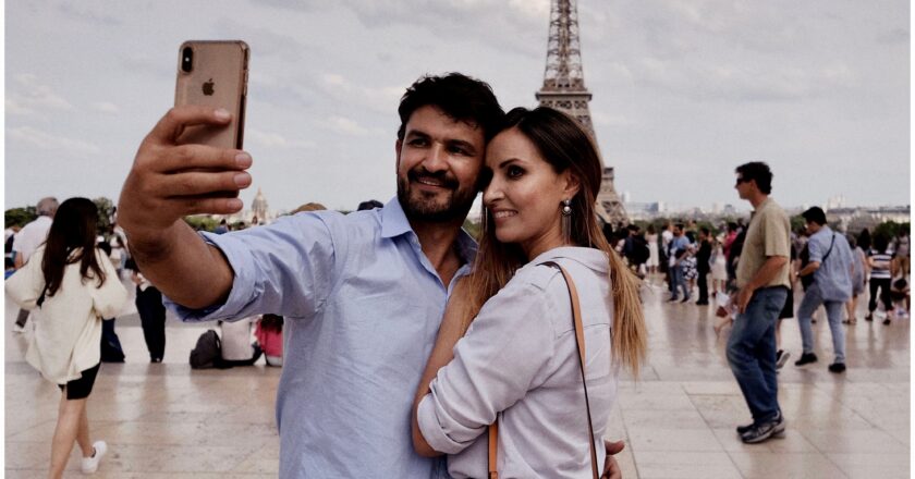 Selfie na tle Wieży Eiffla: dlaczego turystyczne selfie są wciąż tak popularne?