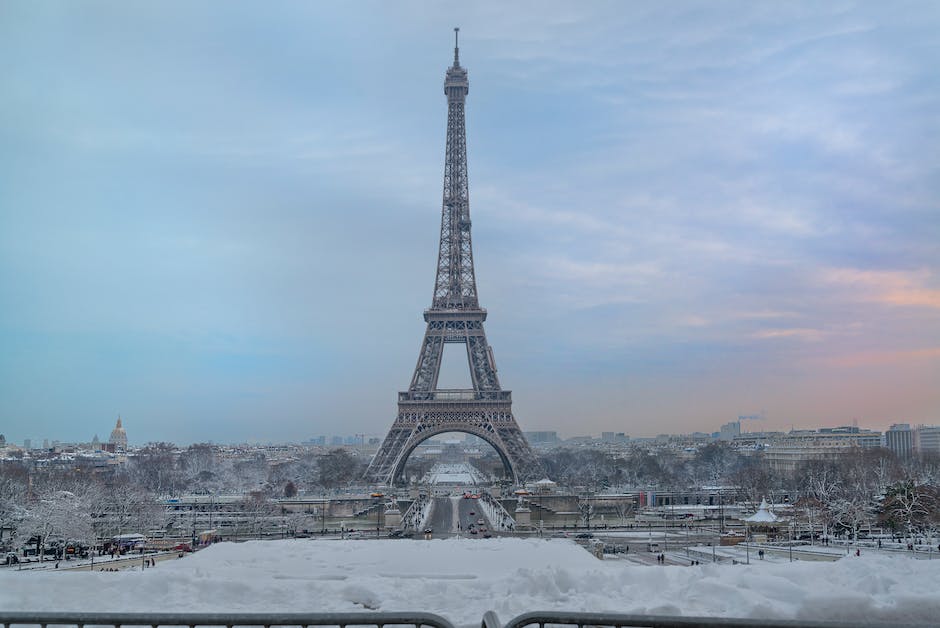 Wieża eiffla w Paryżu zimą